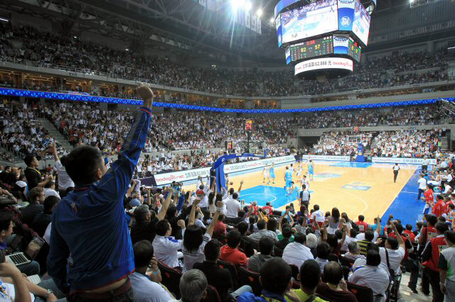  2013 남자농구 아시아선수권대회 한국과 카타르의 8강전이 9일 밤 필리핀 마닐라 몰오브아시아 아레나에서 펼쳐졌다. 필리핀 농구챈들이 관중석을 가득 메운채 응원을 하고 있다.