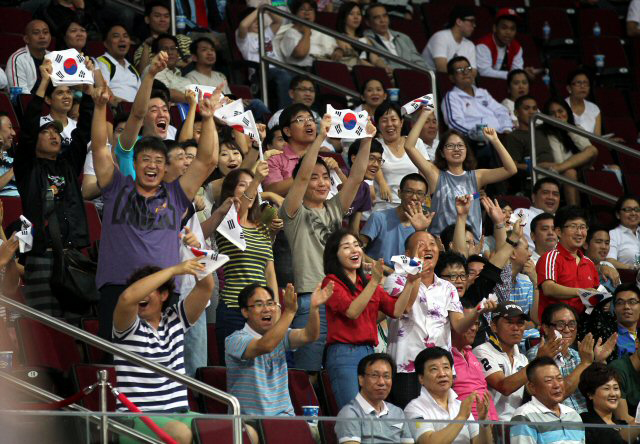 2013 남자농구 아시아선수권대회 한국과 카타르의 8강전이 9일 밤 필리핀 마닐라 몰오브아시아 아레나에서 펼쳐졌다. 필리핀 교민들이 태극기를 흔들며 응원하고 있다.