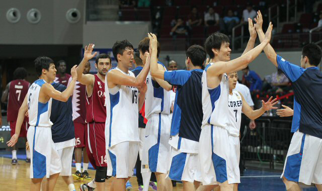 2013 남자농구 아시아선수권대회 한국과 카타르의 8강전이 9일 밤 필리핀 마닐라 몰오브아시아 아레나에서 펼쳐졌다. 김주성 등 선수들이 카타르를 물리치고 환호하고 있다. 