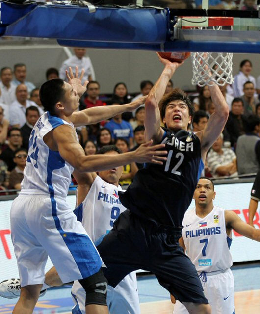 2013 남자농구 아시아선수권대회 한국과 필리핀의 4강전이 10일 밤 필리핀 마닐라 몰오브아시아 아레나에서 펼쳐졌다. 김종규가 필리핀 수비를 따돌리고 슛을 하고 있다.