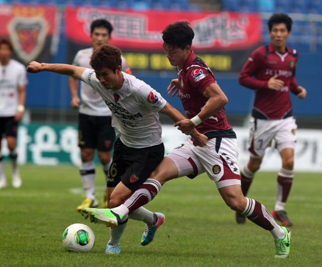 11일 대전월드컵경기장에서 열린 2013 프로축구 현대오일뱅크 K리그 클래식 대전 시티즌과 포항 스틸러스의 경기. 포항 조찬호가 대전 장석민의 태클을 피해 드리블하고 있다.