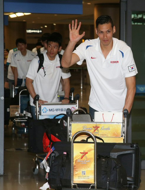 16년 만에 세계농구선수권(월드컵대회) 출전권을 획득한 한국 남자 농구대표팀 이승준이 12일 오후 인천국제공항을 통해 귀국하며 손을 흔들고 있다.
