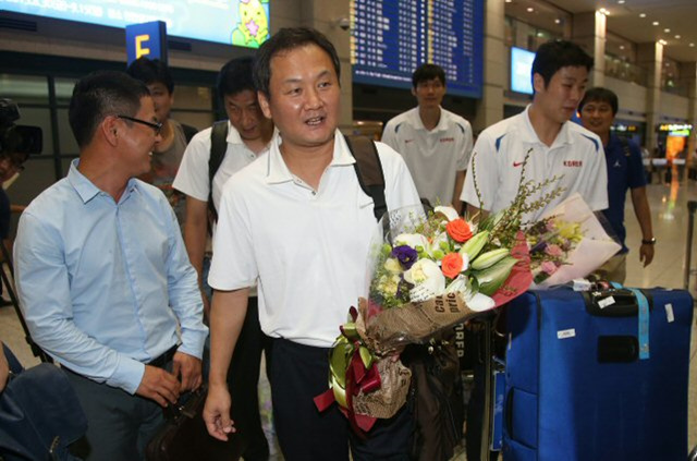 16년 만에 세계농구선수권(월드컵대회) 출전권을 획득한 한국 남자 농구대표팀 유재학 감독이 12일 오후 인천국제공항을 통해 귀국하고 있다.