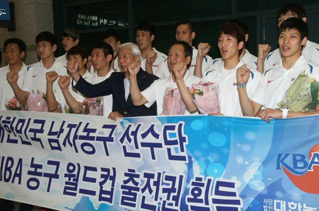 16년 만에 세계농구선수권(월드컵대회) 출전권을 획득한 한국 남자 농구대표팀 유재학 감독과 선수들이 12일 오후 인천국제공항을 통해 귀국한 뒤 파이팅을 외치고 있다.