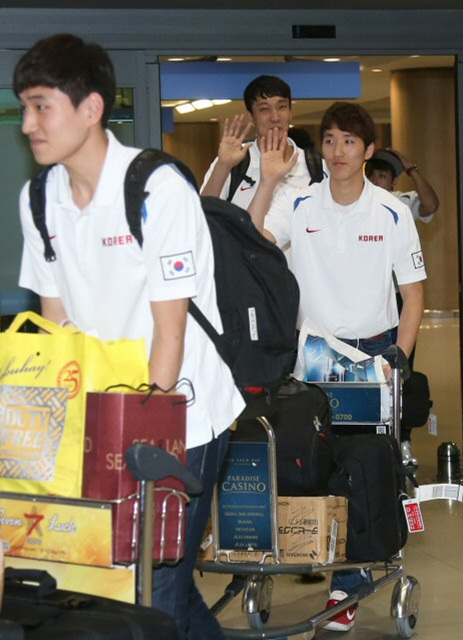 16년 만에 세계농구선수권(월드컵대회) 출전권을 획득한 한국 남자 농구대표팀 김민구가 12일 오후 인천국제공항을 통해 귀국하며 손을 흔들고 있다.