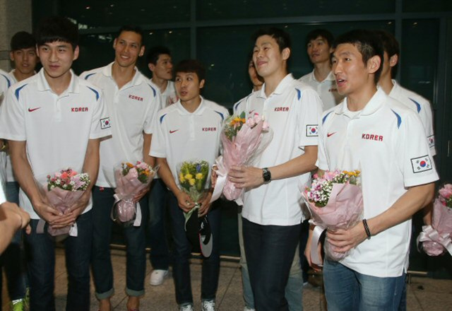 16년 만에 세계농구선수권(월드컵대회) 출전권을 획득한 한국 남자 농구대표팀 선수들이 12일 오후 인천국제공항을 통해 귀국한 뒤 대화를 나누고 있다.