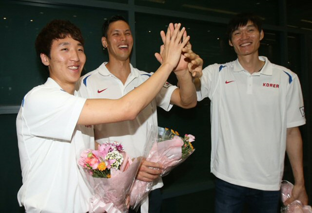 16년 만에 세계농구선수권(월드컵대회) 출전권을 획득한 한국 남자 농구대표팀이 12일 오후 인천국제공항을 통해 귀국했다. 김민구, 이승준, 김주성이(왼쪽부터) 귀국후 활짝 웃으며 포즈를 취하고 있다.