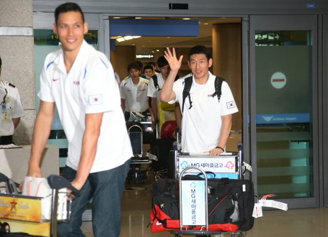 16년 만에 세계농구선수권(월드컵대회) 출전권을 획득한 한국 남자 농구대표팀 양동근이 12일 오후 인천국제공항을 통해 귀국하며 손을 흔들고 있다.