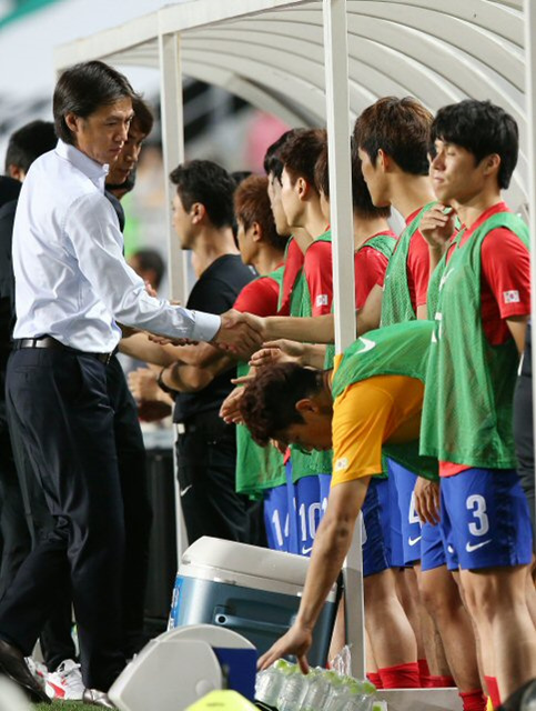14일 오후 경기도 수원월드컵경기장에서 열린 대한민국과 페루의 평가전에 앞서 홍명보 감독이 벤치 선수들과 악수하고 있다.