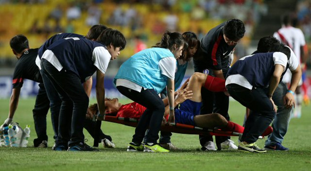 14일 오후 경기도 수원월드컵경기장에서 열린 한국 대 페루 평가전. 후반 하대성이 발목에 부상을 입고 들것에 실려 그라운드를 빠져나오고 있다. 