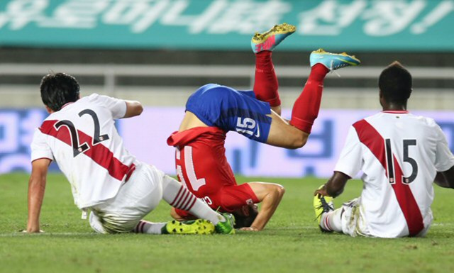 14일 오후 수원월드컵경기장에서 열린 한국 대 페루 평가전. 조찬호가 중거리 강슛을 날린 뒤 그라운드에 뒹구르고 있다.