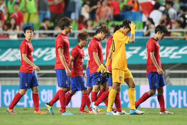 14일 오후 수원월드컵경기장에서 열린 한국 대 페루 평가전. 0대0 무승부를 기록한 대표팀 선수들이 아쉬운 표정으로 그라운드를 나가고 있다. 