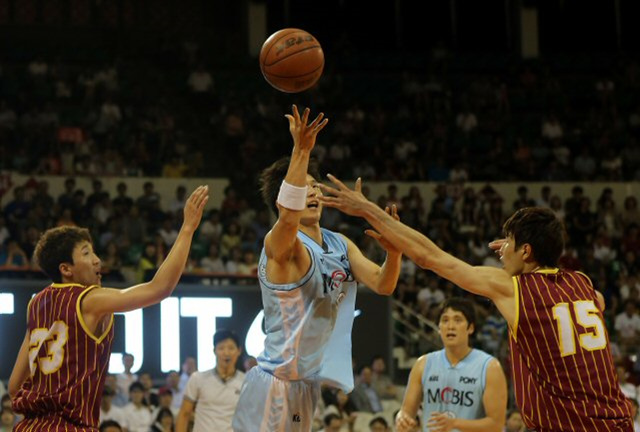 20일 서울 잠실학생체육관에서 열린 농구 2013 프로-아마 최강전 모비스와 경희대의 경기. 모비스 천대현이 슛을 하고 있다. 
