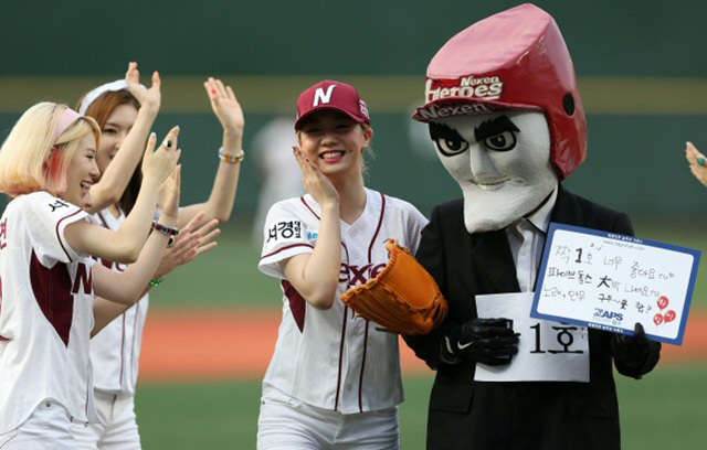 20일 오후 서울 목동야구장에서 열린 2013프로야구 넥센 대 LG 경기에서 걸그룹 '파이브돌스'의 효영이 시구를 한 뒤 턱돌이와 환하게 웃고 있다.