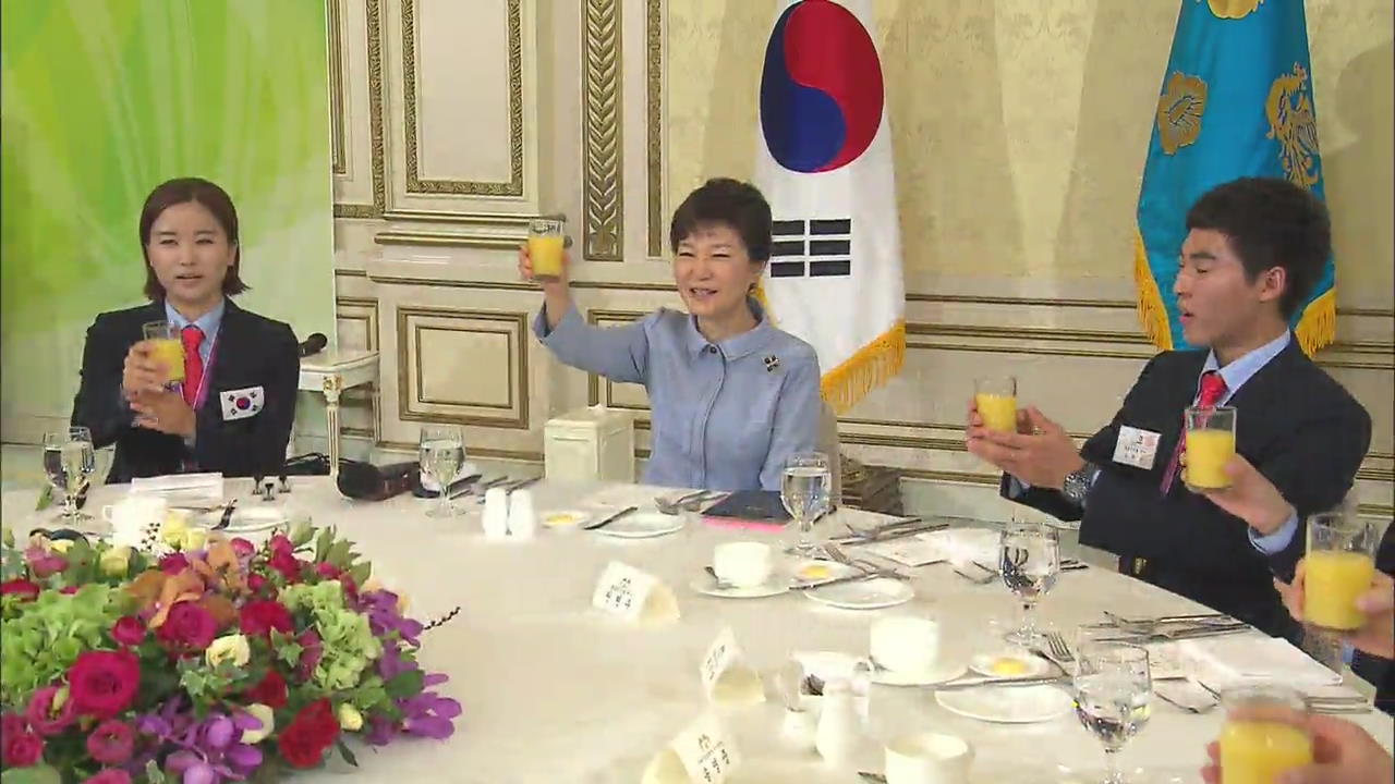 [간추린 단신] 박 대통령, 기능올림픽 선수단과 오찬 外