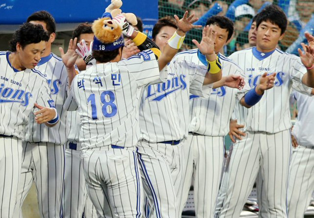 21일 대구시민운동장에서 열린 프로야구 SK 와이번스-삼성 라이온즈전에서 삼성 박석민이 2회말 1사 후 좌월 솔로홈런을 터트리고 동료들의 축하를 받고 있다.