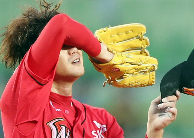 21일 대구시민운동장에서 열린 프로야구 SK 와이번스-삼성 라이온즈전에서 SK 선발투수 김광현이 마음 먹은 대로 투구가 되지 않자 팔로 땀을 훔치고 있다. 