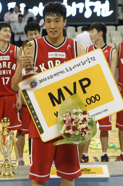 22일 오후 서울 잠실학생체육관에서 벌어진 2013KB국민카드 프로-아마 농구 최강전 상무와 고려대의 결승전. 상무를 꺾고 우승을 차지한 고려대의 이종현이 최우수선수(MVP) 상을 받고 기념촬영을 하고 있다.