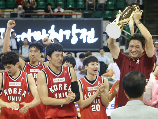 22일 오후 서울 잠실학생체육관에서 벌어진 2013KB국민카드 프로-아마 농구 최강전 상무와 고려대의 결승전. 상무를 꺾고 우승을 차지한 고려대의 이민형 감독이 트로피를 높이 들고 있다. 