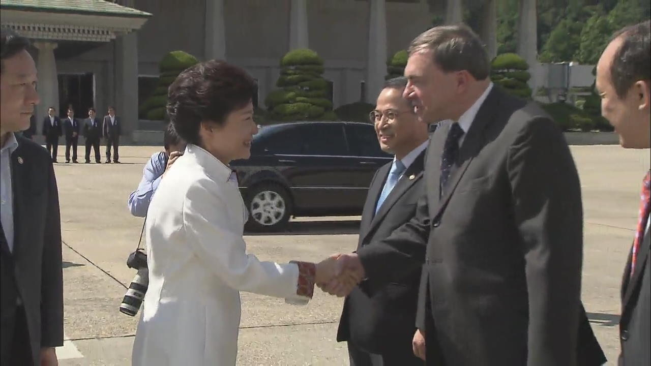 박 대통령 러시아 도착…첫 다자외교 돌입