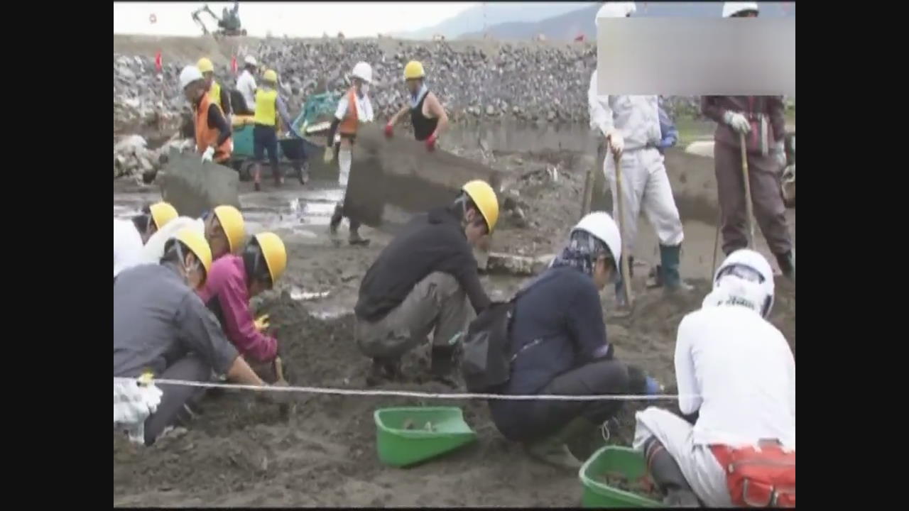 동일본 대지진…아직도 애타게 실종자 찾는 가족들