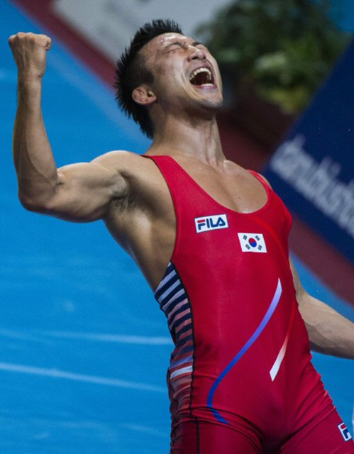 23일(현지시간) 헝가리 부다페스트에서 열린 2013 시니어 세계선수권대회 남자 그레코로만형 66kg급 결승에서 러시아의 이슬람베카 알비예프를 꺾고 우승한 류한수가 환호하고 있다. 