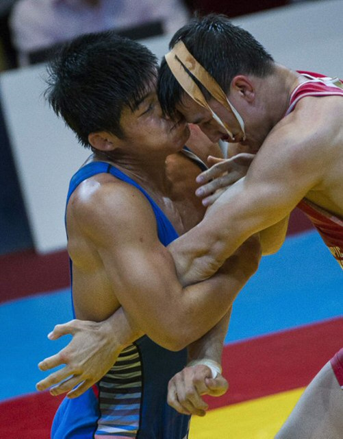 한국 레슬링의 자존심 김현우가 23일(현지시간) 헝가리 부다페스트에서 열린 2013 시니어 세계선수권대회 남자 그레코로만형 74kg급 결승에서 러시아의 로만 블라소프와 격렬한 몸싸움을 벌이고 있다.