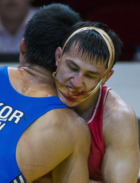 23일(현지시간) 헝가리 부다페스트에서 열린 2013 시니어 세계선수권대회 남자 그레코로만형 74kg급 결승에서 러시아의 로만 블라소프이 김현우와의 힘대결에서 지친듯한 모습을 보이고 있다.
