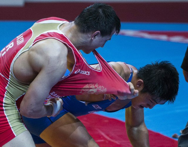 한국 레슬링의 자존심 김현우 23일(현지시간) 헝가리 부다페스트에서 열린 2013 시니어 세계선수권대회 남자 그레코로만형 74kg급 결승에서 러시아의 로만 블라소프와 격렬한 몸싸움을 벌이고 있다.