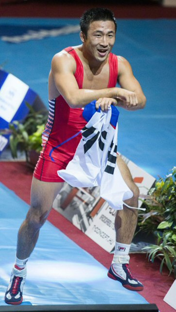 23일(현지시간) 헝가리 부다페스트에서 열린 2013 시니어 세계선수권대회 남자 그레코로만형 66kg급 결승에서 러시아의 이슬람베카 알비예프를 꺾고 우승한 류한수가 태극기를 펄럭이며 말춤을 선보이고 있다.