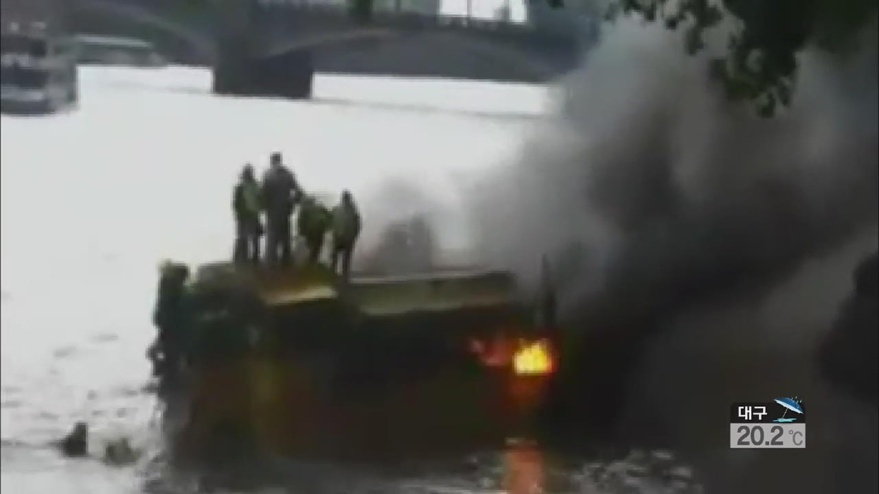 템스강 유람선 화재…물에 뛰어든 승객 전원 구조