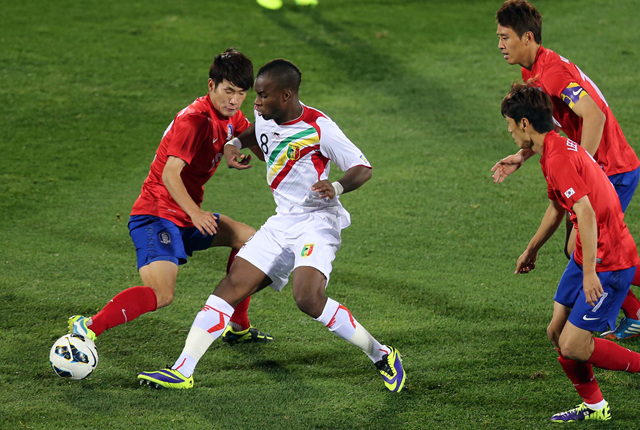 15일 천안 서북구 백석동 천안종합운동장에서 열린 축구 국가대표팀 친선경기 한국과 말리의 경기에서 한국영이 말리 야쿠바 실라를 마크하고 있다. 오른쪽은 이청용과 구자철.