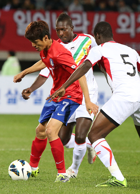 15일 천안 서북구 백석동 천안종합운동장에서 열린 축구 국가대표팀 친선경기 한국과 말리의 경기에서 이청용이 말리 이드리사 쿨리발리와 볼다툼을 벌이고 있다. 