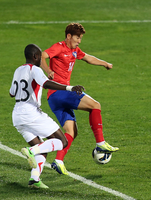 15일 천안 서북구 백석동 천안종합운동장에서 열린 축구 국가대표팀 친선경기 한국과 말리의 경기에서 손흥민이 말리 우스만 쿨리발리를 제치고 드리블을 하고 있다.