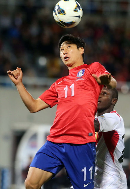 15일 천안 서북구 백석동 천안종합운동장에서 열린 축구 국가대표팀 친선경기 한국과 말리의 경기에서 한국 이근호가 공중볼을 따내고 있다.