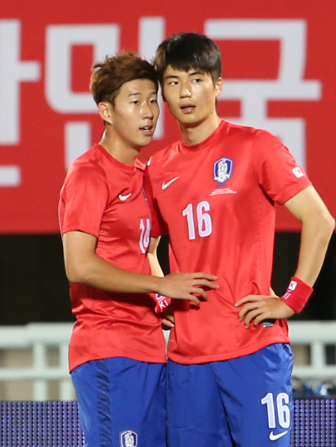 15일 천안 서북구 백석동 천안종합운동장에서 열린 축구 국가대표팀 친선경기 한국과 말리의 경기에서 손흥민과 기성용이 프리킥을 앞두고 이야기를 나누고 있다. 