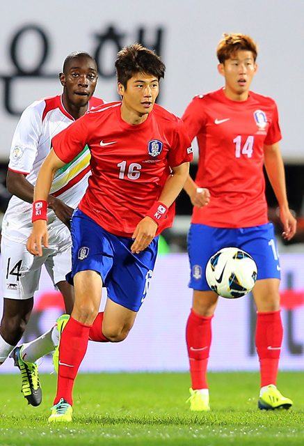 15일 천안종합운동장에서 열린 축구 국가대표팀 친선경기 한국과 말리의 경기. 기성용이 드리블을 하고 있다.