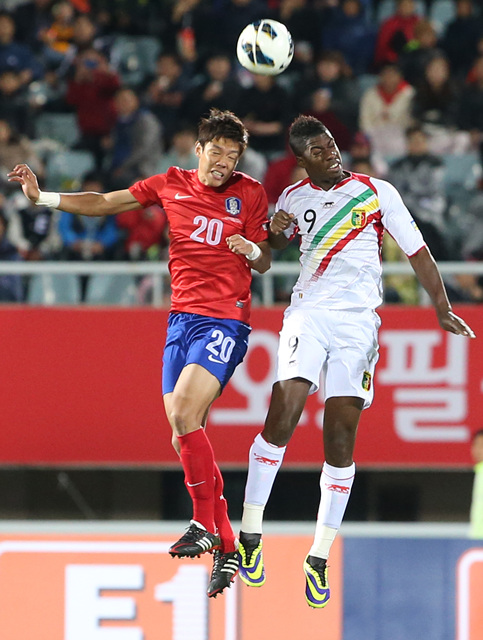 15일 천안 서북구 백석동 천안종합운동장에서 열린 축구 국가대표팀 친선경기 한국과 말리의 경기에서 홍정호와 말리 마나 뎀벨레가 볼다툼을 벌이고 있다.