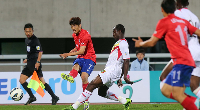 15일 천안 서북구 백석동 천안종합운동장에서 열린 축구 국가대표팀 친선경기 한국과 말리의 경기에서 한국 이청용이 이근호를 향해 패스를 하고 있다. 