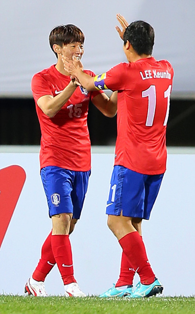 15일 천안종합운동장에서 열린 축구 국가대표팀 친선경기 한국과 말리의 경기. 김보경이 한국의 세번째 골을 성공한 뒤 이근호와 기쁨을 나누고 있다. 