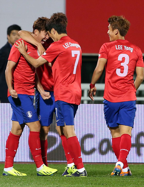 15일 충남 천안종합운동장에서 열린 하나은행 초청 축구국가대표팀 친선경기 한국 대 말리의 경기. 역전골을 성공한 손흥민이 선수들과 환호하고 있다. 