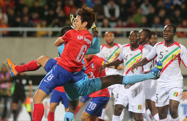 15일 천안 서북구 백석동 천안종합운동장에서 열린 축구 국가대표팀 친선경기 한국과 말리의 경기에서 한국 김영권이 헤딩슛을 시도하고 있다.