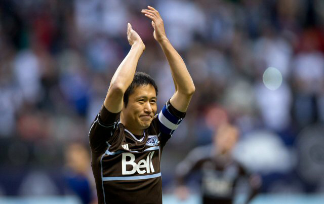 28일(이하 한국시간) 캐나다 밴쿠버에서 열린 미국 메이저리그사커(MLS) 최종전 밴쿠버 화이트캡스-콜로라도 래피즈 경기에서 은퇴하는 이영표가 경기를 마친 뒤 관중을 향해 박수를 보내고 있다.