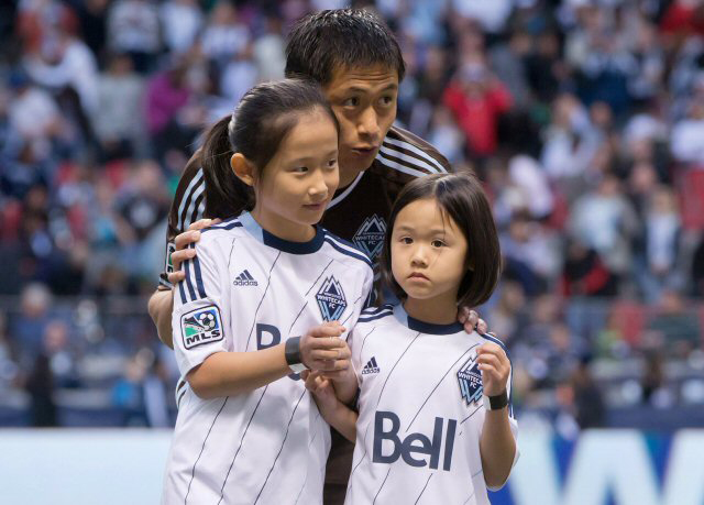 28일(이하 한국시간) 캐나다 밴쿠버에서 열린 미국 메이저리그사커(MLS) 최종전 밴쿠버 화이트캡스-콜로라도 래피즈 경기, 은퇴하는 이영표가 두 딸과 함께 그라운드에 서 있다.