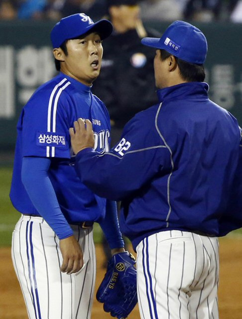 28일 오후 서울 잠실구장에서 열린 프로야구 한국시리즈 4차전 두산 대 삼성 경기 . 삼성 선발투수 배영수가 2회 교체되고 있다.