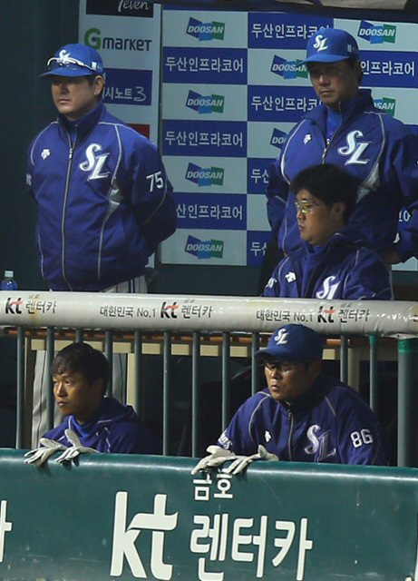 28일 오후 잠실구장에서 열린 프로야구 한국시리즈 4차전 두산 대 삼성 경기. 8회말 류중일 감독(사진 왼쪽 위)이 심각한 표정으로 경기를 지켜보고 있다.