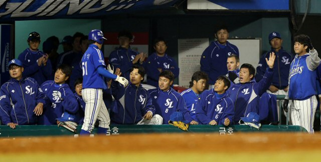 28일 서울 잠실야구장에서 열린 프로야구 한국시리즈 4차전 두산과 삼성의 경기. 9회초 1사 만루 상황에서 정현의 희생플라이로 한점을 얻어낸 삼성 더그아웃이 기뻐하고 있다.