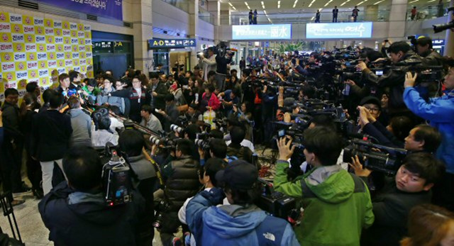 29일 오후 인천국제공항에서 많은 취재진이 LA 다저스의 류현진을 취재하고 있다.