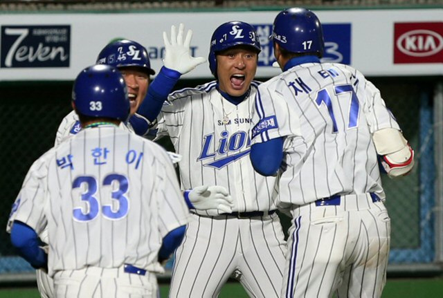 31일 오후 대구구장에서 열린 2013프로야구 한국시리즈 6차전 삼성 대 두산 경기. 삼성 채태인이 6회말 무사 1루 상황에서 3-2 역전을 만드는 2점짜리 좌중간 홈런을 때린 뒤 홈을 밟고 동료들의 축하를 받고 있다.