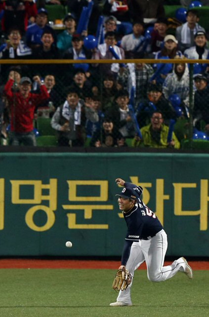 31일 오후 대구구장에서 열린 2013프로야구 한국시리즈 6차전 삼성 대 두산 경기. 두산 좌익수 김현수가 3회말 삼성 진갑용의 타구를 놓치고 있다.